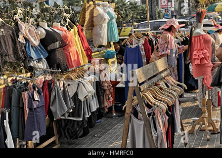 Frauenkleidung Einkaufen auf einem Straßenmarkt in Thailand. S. E. Asien Stockfoto