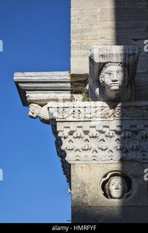 Detail der Fassade der Kathedrale von Orbetello (oder Kathedrale von Santa Maria Assunta) XIII Jahrhundert, in der Provinz Grosseto, Toskana, Italien Stockfoto