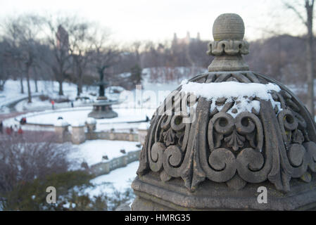 Blick auf Bethesda fountain von bethesda Terrasse im Winter im Central Park, New York City Stockfoto