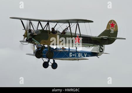 1944 Polikarpow Po-2 neben einem 1925 DH60 Cirrus Moth fliegen Stockfoto