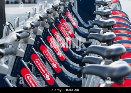 Eine Reihe von Boris Bikes gesponsert von Santander Bank auf einer Londoner Straße warten darauf, von Besuchern und Touristen gemietet oder gemietet werden. Stockfoto