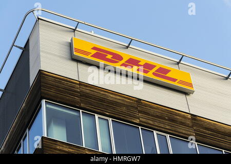 Prag, Tschechische Republik - 5 Februar: DHL Logistik Firmenlogo auf dem Hochhaus am 5. Februar 2017 in Prag, Tschechien. Stockfoto