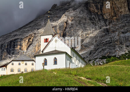 Kirche Santa Croce und Sanctuary in Val Badia, Alto Adige, Südtirol, Italien Stockfoto