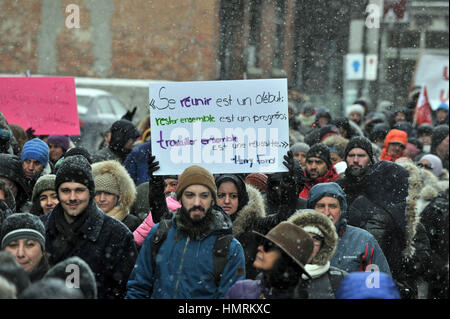 Montreal, Kanada. 4. Februar 2017. Menschen nehmen an der Straße zur Solidarität mit der muslimischen Gemeinschaft in Québec, wo sechs muslimischen Menschen, bei einem Terroranschlag am vergangenen Sonntag in Montreal, Kanada getötet wurden. Bildnachweis: Kadri Mohamed/Xinhua/Alamy Live-Nachrichten Stockfoto