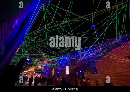 Toronto, Kanada. 4. Februar 2017. Menschen besuchen das Licht Kunstinstallation "Our House" während der 2017 Toronto Light Festival in Toronto, Kanada. Bildnachweis: Zou Zheng/Xinhua/Alamy Live-Nachrichten Stockfoto