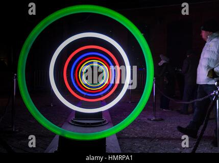 Toronto, Kanada. 4. Februar 2017. Menschen besuchen das Licht Kunstinstallation "Bands of Friendship" während der 2017 Toronto Light Festival in Toronto, Kanada. Bildnachweis: Zou Zheng/Xinhua/Alamy Live-Nachrichten Stockfoto