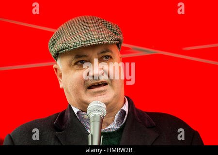 London, UK. 4. Februar 2017. Andrew Murray, Chef des Stabes für UNITE der Union anlässlich der stoppen Trumpf muslimischen Verbot Protestmarsch vor der amerikanischen Botschaft in Grosvenor Square, London, UK. Bildnachweis: JOHN GOMEZ/Alamy Live-Nachrichten Stockfoto