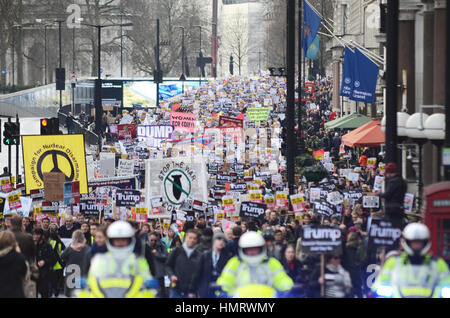 Muslimische verbot. Die Demonstranten versammelten sich vor der US-Botschaft in London und marschierte auf Downing Street gegen executive order Donald Trump zu protestieren - betitelte seinen 'Muslimische Verbot" Stockfoto