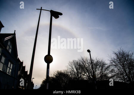 Aberystwyth Wales UK, Sonntag, 5. Februar 2017 UK Wetter: an einem kalten Februar Morgen bildet eine spektakuläre 'Sun Halo' in den Himmel über Aberystwyth Wales.  Sun Halos entstehen durch Kristalle des Eises in der Cirrus oder Cirrostratus Wolken hoch aufgehängt (5 – 10 km oder 3 – 6 Meilen) in der oberen Troposphäre, unter die bekanntesten Halos ist die 22°-Halo, oft gerade angerufen 'Halo', die als ein großer Ring um die Sonne mit einem Radius von etwa 22 ° (etwa die Breite einer ausgestreckten Hand auf Armlänge) erscheint.   Foto: Keith Morris / Alamy Live News Stockfoto