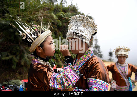 Rongshui, Chinas autonomen Region Guangxi Zhuang. 5. Februar 2017. Mädchen von Miao ethnische Gruppe bilden für ein Treffen, das Frühlingsfest oder der Chinese Lunar New Year im Wuyong Village in Rongshui Miao autonome Grafschaft, Süd-China Autonome Region Guangxi Zhuang, 5. Februar 2017 feiern. Bildnachweis: Zhang Ailin/Xinhua/Alamy Live-Nachrichten Stockfoto