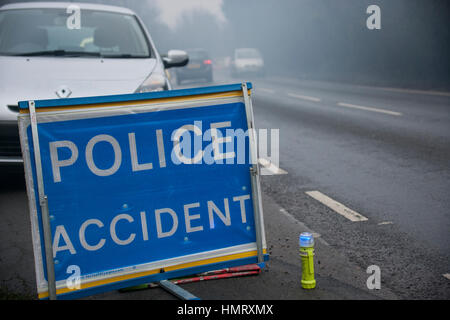 Cressing, Essex UK. 5. Februar 2017. Feuerwehr weiterarbeiten am Unfallort eine Scheune Feuer, das um 01:00 gestartet. Bildnachweis: David Johnson/Alamy Live-Nachrichten Stockfoto