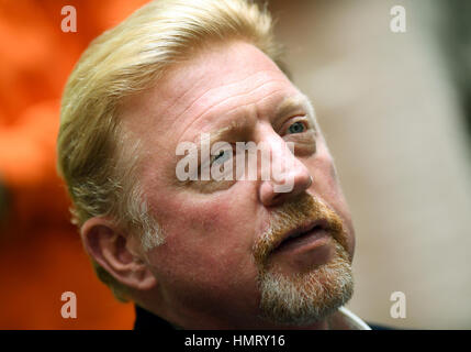Frankfurt am Main, Deutschland. 4. Februar 2017. Deutsche Tennis-Legende Boris Becker beobachtet das Match zwischen Deutschland und Belgien bei den Tennis-Davis-Cup in der Fraport-Arena in Frankfurt am Main, 4. Februar 2017. Foto: Arne Dedert/Dpa/Alamy Live-Nachrichten Stockfoto