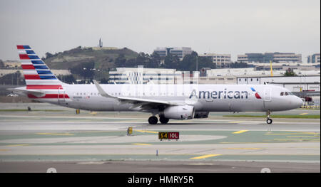 San Francisco, Kalifornien, USA. 5. Februar 2015. American Airlines Boeing 757 Flugzeug beruht auf dem Rollfeld am San Francisco International Airport in San Francisco, Kalifornien, erwartet seine Reihe auf Donnerstag, 5. Februar 2015 Take-off. Bildnachweis: Ron Sachs/AdMedia Credit: Ron Sachs/AdMedia/ZUMA Draht/Alamy Live-Nachrichten Stockfoto