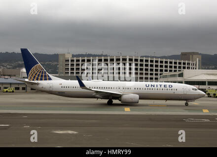 San Francisco, Kalifornien, USA. 5. Februar 2015. Ein United Airlines Boeing 757 Flugzeug beruht auf dem Rollfeld am San Francisco International Airport in San Francisco, Kalifornien, erwartet seine Reihe auf Donnerstag, 5. Februar 2015 Take-off. Bildnachweis: Ron Sachs/AdMedia Credit: Ron Sachs/AdMedia/ZUMA Draht/Alamy Live-Nachrichten Stockfoto