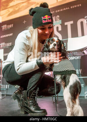 St. Moritz, Schweiz. 5. Februar 2017. Lindsey Vonn uns Ski-Team und ihr Hund Lucy während einer Eurosport-Pressekonferenz bezüglich der TV-Serie "Chasing Geschichte", eine Dokumentation des Lebens und Ausbildung von Lindsey Vonn in St. Moritz, Schweiz, 5. Februar 2017. Foto: Michael Kappeler/Dpa/Alamy Live News Stockfoto