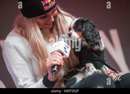 St. Moritz, Schweiz. 5. Februar 2017. Lindsey Vonn uns Ski-Team und ihr Hund Lucy während einer Eurosport-Pressekonferenz bezüglich der TV-Serie "Chasing Geschichte", eine Dokumentation des Lebens und Ausbildung von Lindsey Vonn in St. Moritz, Schweiz, 5. Februar 2017. Foto: Michael Kappeler/Dpa/Alamy Live News Stockfoto