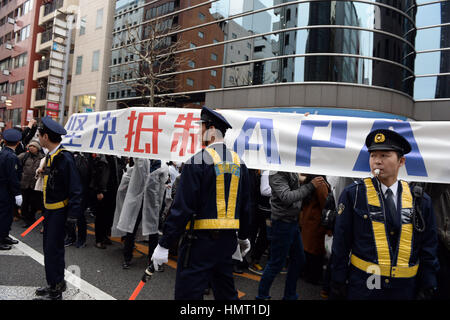 Tokio, Japan. 5. Februar 2017. Demonstranten halten einen Banner gehen vorbei an einem APA Hotel in Tokio, Japan, 5. Februar 2017. Dutzende von ultra-rechten Aktivisten belagert und griffen eine friedliche Parade durch einige Auslandschinesen aus Protest gegen eine große japanische Hotelkette vor kurzem Wut über Geschichte verzerrenden Bücher in die Zimmer gelegt wurde hier am Sonntag statt. Bildnachweis: Ma Ping/Xinhua/Alamy Live-Nachrichten Stockfoto