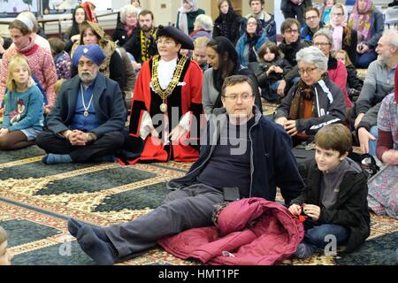 Medina Moschee, Southampton, Hampshire, UK. 5. Februar 2017. Die Medina Moschee in Southampton empfängt die Besucher im Rahmen des landesweiten besuchen meine Moschee wo über 150 britische Moscheen Kolleginnen und Briten eröffnet. "Meine Moschee Besuchstag ist unsere Chance, Fellow Briten unsere vielfältige Gemeinschaft begrüßen zu dürfen", sagte Harun Khan, Generalsekretär des Muslim Council of Britain. "In den vergangenen Jahren zogen wir durch wie die große britische Öffentlichkeit an dem Tag teilgenommen hat." Bildnachweis: Tom Corban/Alamy Live-Nachrichten Stockfoto