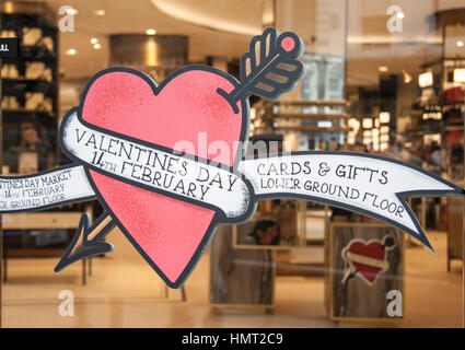 London UK. 5. Februar 2017. Geschäfte in der Oxford Street-Anzeige Valentine Themen auf ihren Fenstern in Vorbereitung für Valentinstag am 14. Februar gilt den romantischsten Tag des Kalenders Credit als: Amer Ghazzal/Alamy Live-Nachrichten Stockfoto