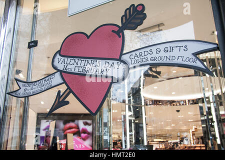 London UK. 5. Februar 2017. Geschäfte in der Oxford Street-Anzeige Valentine Themen auf ihren Fenstern in Vorbereitung für Valentinstag am 14. Februar gilt den romantischsten Tag des Kalenders Credit als: Amer Ghazzal/Alamy Live-Nachrichten Stockfoto