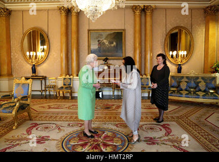 London, UK. 12. Februar 2015. 12. Februar 2015 - London, England - Königin Elizabeth II präsentiert Imtiaz Dharker mit The Queen es Gold Medal for Poetry, als Poet Laureate Carol Ann Duffy, Buckingham Palace anschaut. Bildnachweis: Alpha Presse/AdMedia Credit: Alpha Presse/AdMedia/ZUMA Draht/Alamy Live-Nachrichten Stockfoto