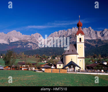 Gehen Dorf und Wilder Kaiser Gebirge, Tirol, Österreich Stockfoto