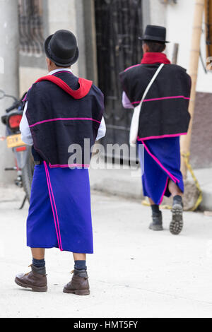 6. September 2016 Silvia, Kolumbien: Guambiano Männer gehen im Regen auf der Straße trägt traditionelle Outfit Stockfoto