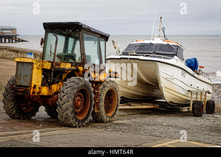 Rusty Wheeled Tractor & Bootsanhänger Cromer Beach Stockfoto