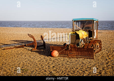 Rusty verfolgt Bulldozer auf einem Kiesstrand Stockfoto