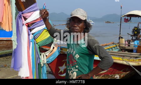 Fischer steht mit seinem Longtail-Boot, Koh Jum, Thailand Stockfoto