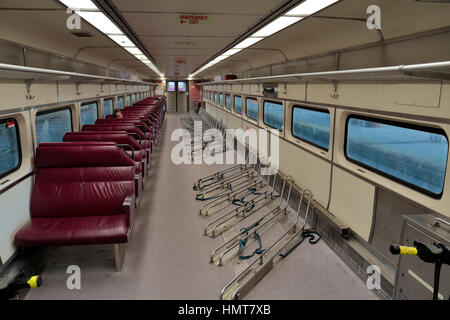 Im Inneren ein Fahrrad Lagerung Trainer/Wagen mit Sitzgelegenheiten in einem MBTA Zug zwischen Boston und Salem, Massachusetts, USA. Stockfoto