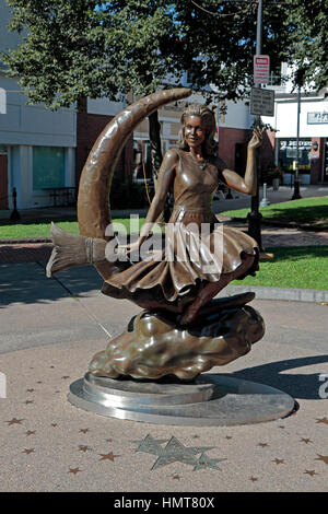 Die "Verliebt in eine Hexe" Statue von Elizabeth Montgomery in Salem, Essex County, Massachusetts, USA. Stockfoto