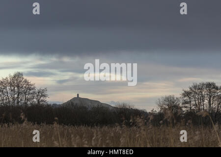 Winterabend am Schinken Wand, Somerset Levels mit Glastonbury Tor hinaus. Stockfoto