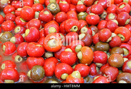 lecker und würzig Paprika gefüllt mit reifen Oliven typische Gericht der Küche Italiens Stockfoto