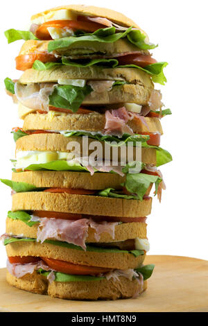 Big Sandwich mit Käse und Schinken und Tomaten und Mayonnaise auf einem Holzbrett genannt gastronomische Panettone in der italienischen Küche Stockfoto