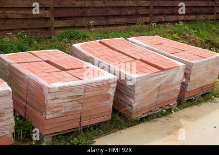 Paletten mit quadratischen roten Beton Pflastersteine Stockfoto