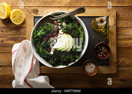 Kale Salat mit getrockneten Preiselbeeren, Mandeln und Apple Draufsicht Stockfoto