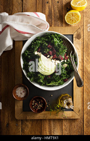 Kale Salat mit getrockneten Preiselbeeren, Mandeln und Apple Draufsicht Stockfoto