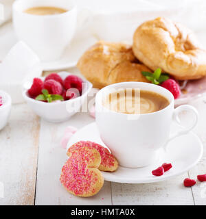 Valentinstag-Frühstück mit Kaffee, Gebäck und croissants Stockfoto