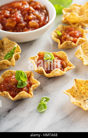 Kleine mexikanische Vorspeisen mit Tortilla Schalen und Tomaten Salsa auf Marmor Brett gemacht Stockfoto