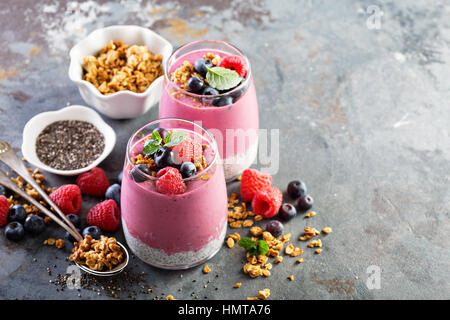 Chia Pudding Parfait mit Beeren-Smoothie und Müsli Stockfoto