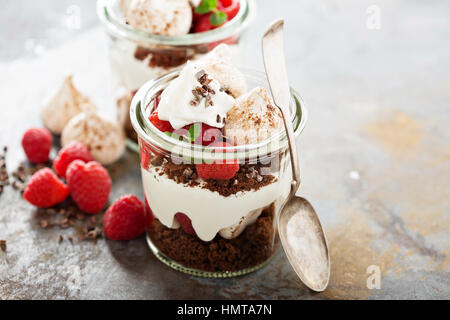 Geschichtete Dessert mit Schokolade Kuchen, Schlagsahne und Himbeere im Glas Stockfoto