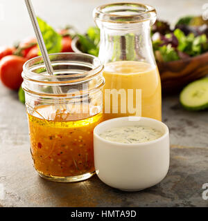 Verschiedene hausgemachte Saucen und Salat-Dressings in Gläsern mit Vinaigrette, Ranch und Honig-Senf Stockfoto