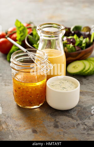 Verschiedene hausgemachte Saucen und Salat-Dressings in Gläsern mit Vinaigrette, Ranch und Honig-Senf Stockfoto