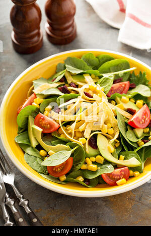 Mexikanische vegane Salat mit Avocado, Mais und Tortilla-Streifen Stockfoto