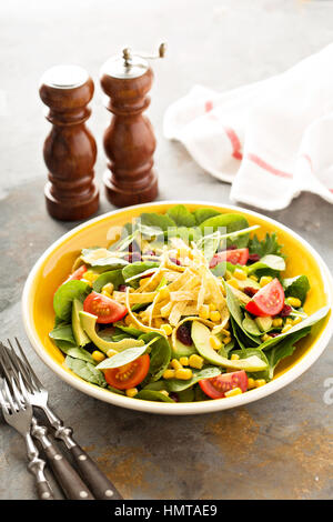 Mexikanische vegane Salat mit Avocado, Mais und Tortilla-Streifen Stockfoto