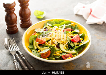 Mexikanische vegane Salat mit Avocado, Mais und Tortilla-Streifen Stockfoto