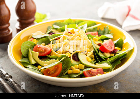 Mexikanische vegane Salat mit Avocado, Mais und Tortilla-Streifen Stockfoto