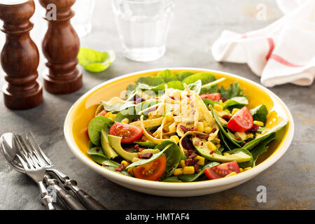 Mexikanischer Salat mit Speck, Mais, Tortilla-Streifen und avocado Stockfoto