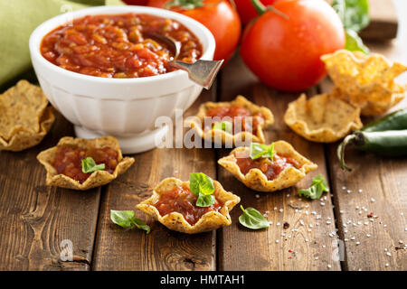 Kleine mexikanische Vorspeisen gemacht mit Tortilla Schalen und Tomaten-salsa Stockfoto